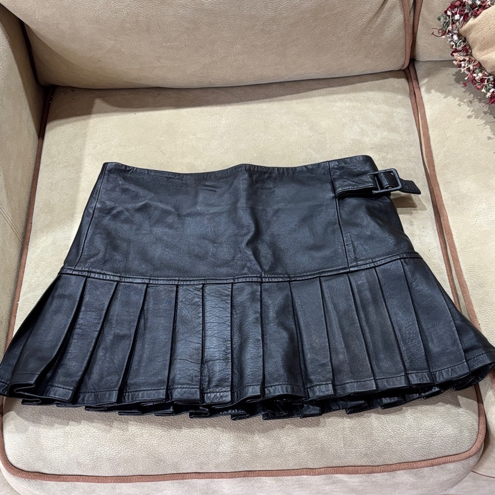 Chic Barami Black Pleated Leather Mini Skirt with Buckle